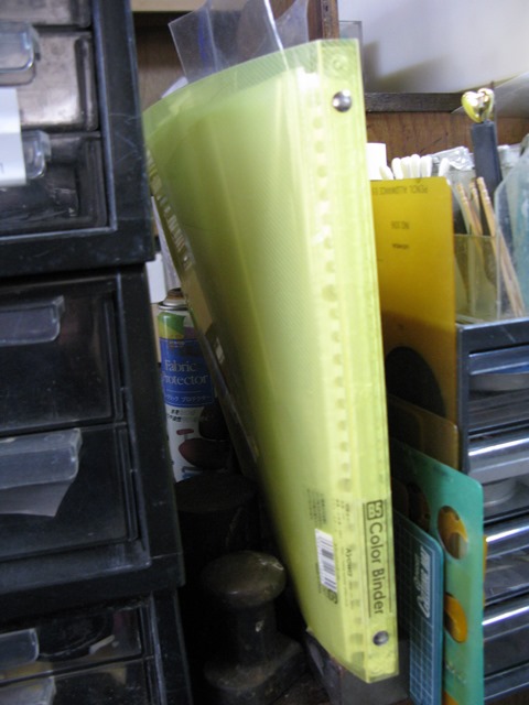 H　中央作業机（I）左手にある黄色いファイル　H-3　　　を開きます。